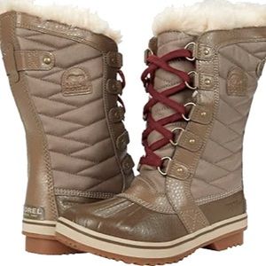Used…Woman Snow Boots used only once very clean like new very good condition